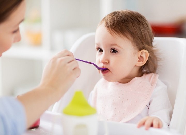 Bé mấy tháng có thể bắt đầu ăn cháo dinh dưỡng và dấu hiệu sẵn sàng