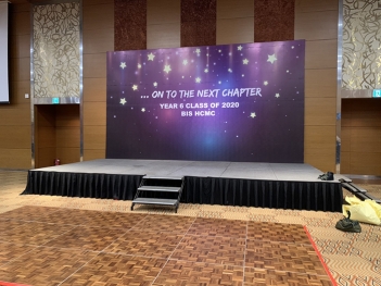 Step and repeat backdrop là gì - Doanh Thương