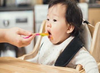 Bé mấy tháng có thể bắt đầu ăn cháo dinh dưỡng và dấu hiệu sẵn sàng - Doanh Thương